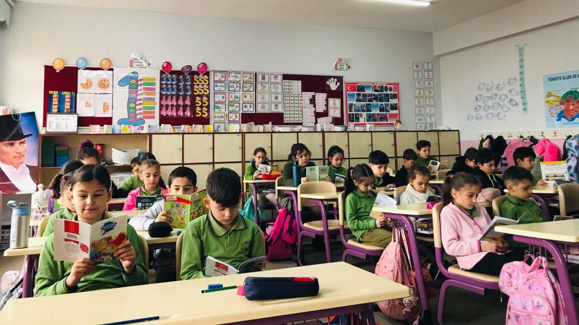 Eğitimde Şile Feneri Projesi Kapsamında Sınıflarımızda Her Salı Kitap Okuma Saati Yapıyoruz